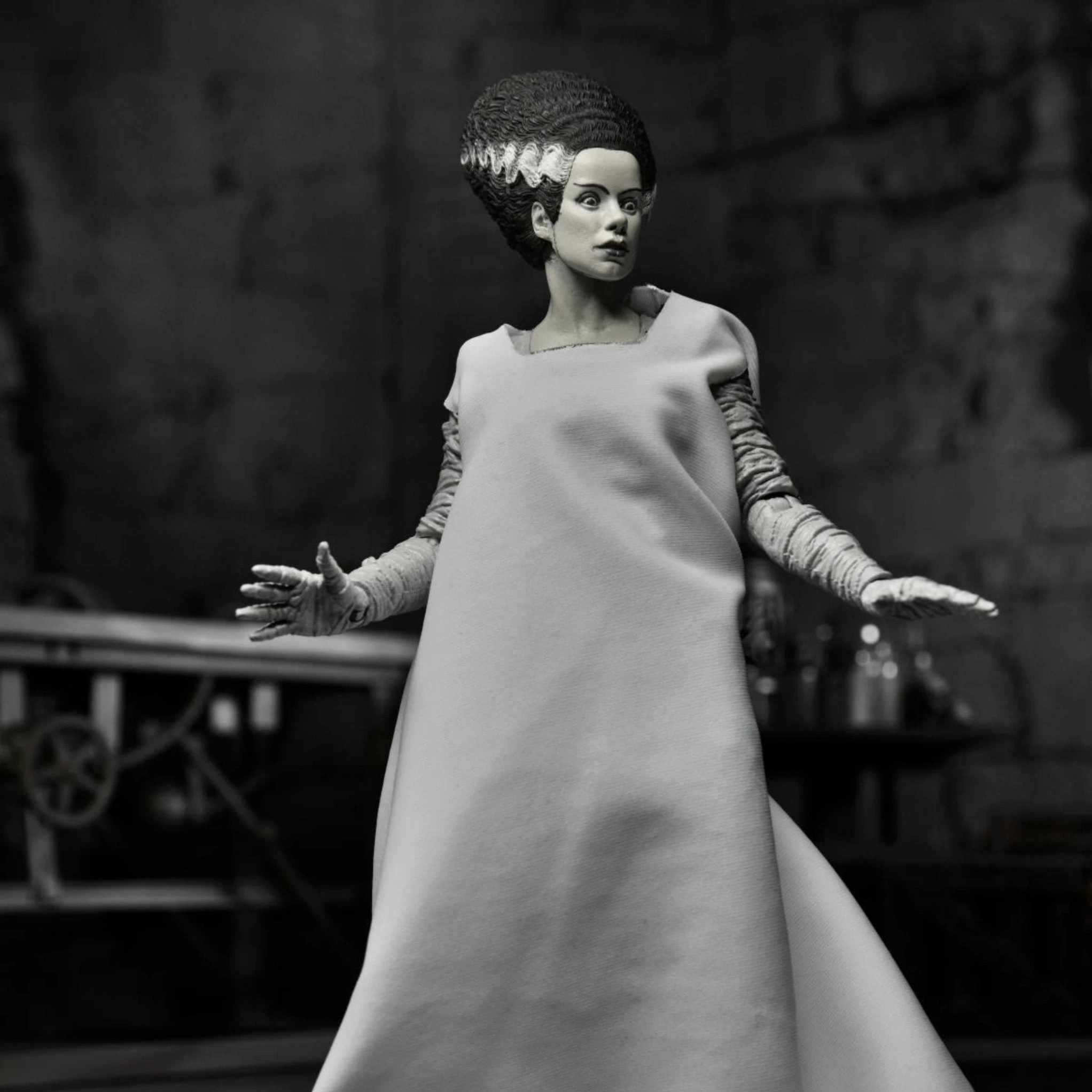 NECA Universal Monsters Ultimate Bride Of Frankenstein (Black & White) 3 NECA Universal Monsters Ultimate Bride Of Frankenstein (Black & White)