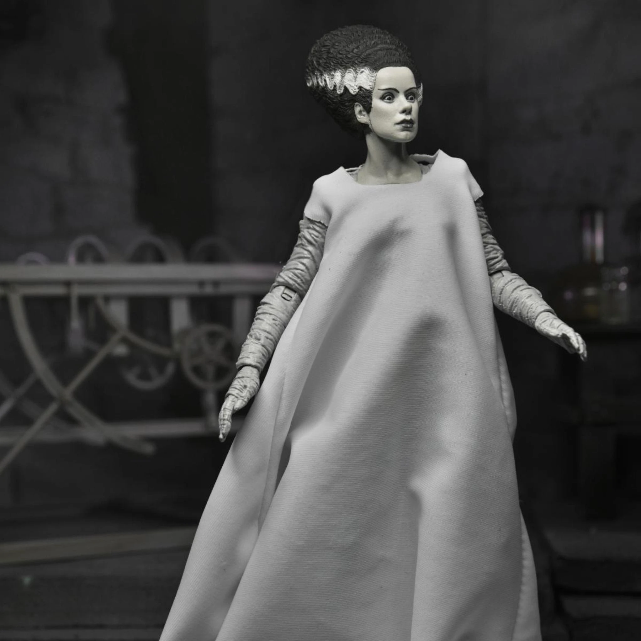 NECA Universal Monsters Ultimate Bride Of Frankenstein (Black & White) 6 NECA Universal Monsters Ultimate Bride Of Frankenstein (Black & White) - Image 4