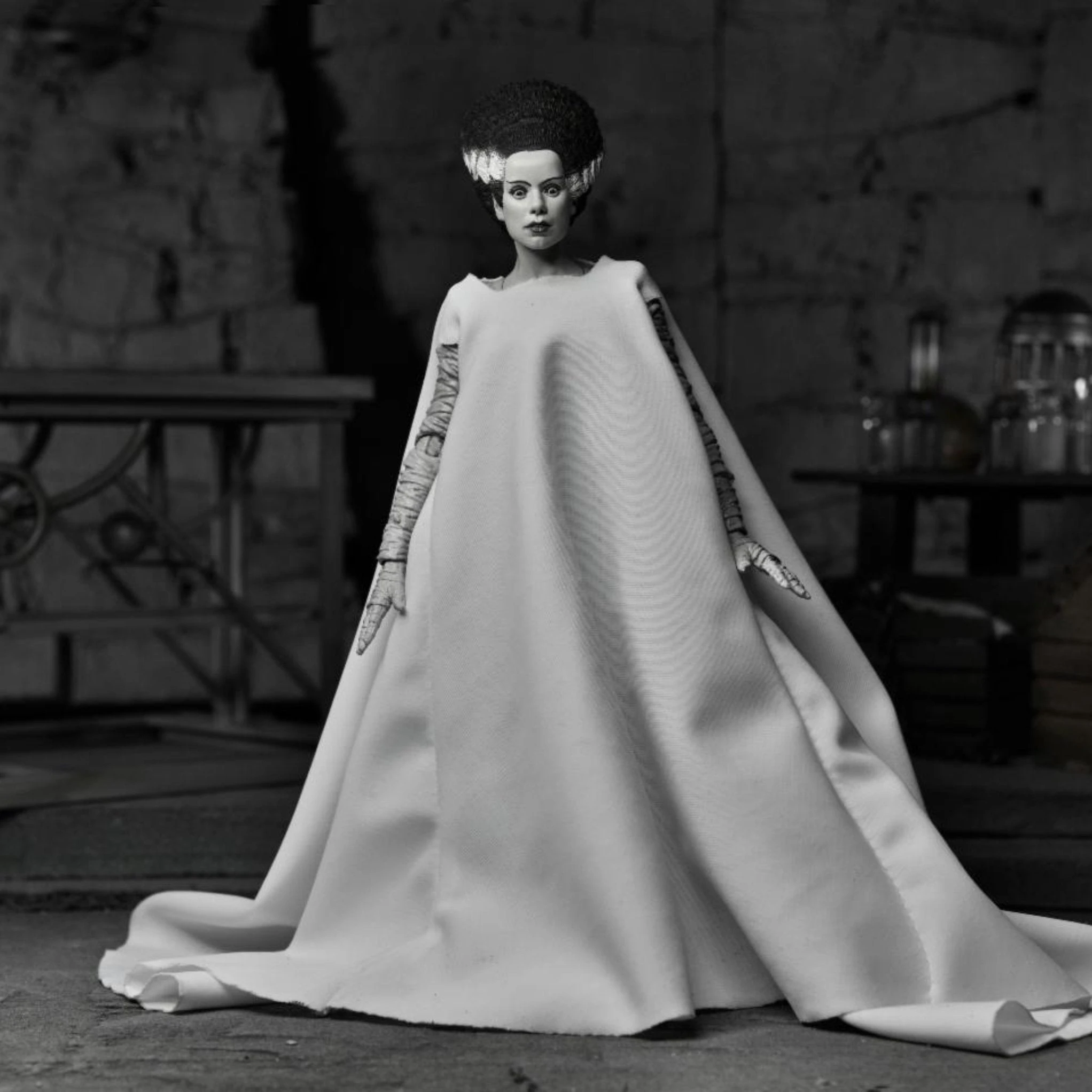 NECA Universal Monsters Ultimate Bride Of Frankenstein (Black & White) 7 NECA Universal Monsters Ultimate Bride Of Frankenstein (Black & White) - Image 5